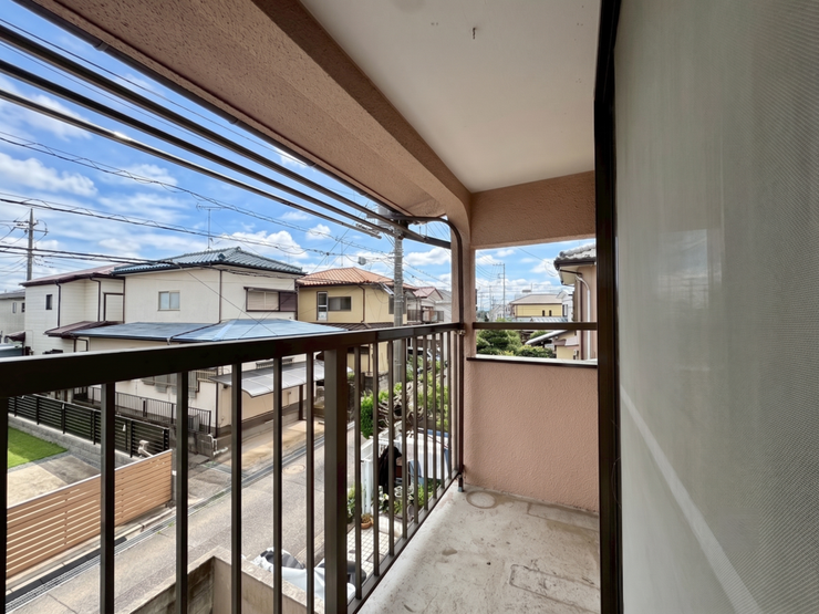 【Balcony】日当たりの良いバルコニーはお洗濯物がしっかり乾きやすく、毎日の家事にも重宝します。