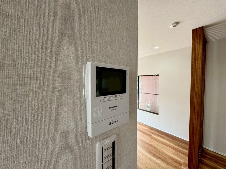 【Facilities】来訪者を確認できるモニター付きインターホンで、防犯面も安心です。