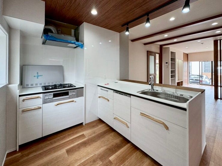 【kitchen】広めのキッチンは料理のしやすさを追求した設計。収納も豊富で作業がしやすい空間です。