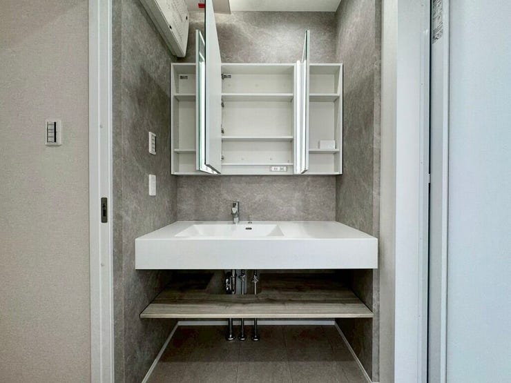 【Washroom】すっきりとしたデザインで、毎日の生活が快適に。収納も豊富な洗面所です。