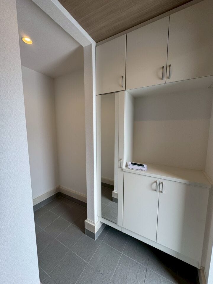 全身鏡付きのシューズボックス