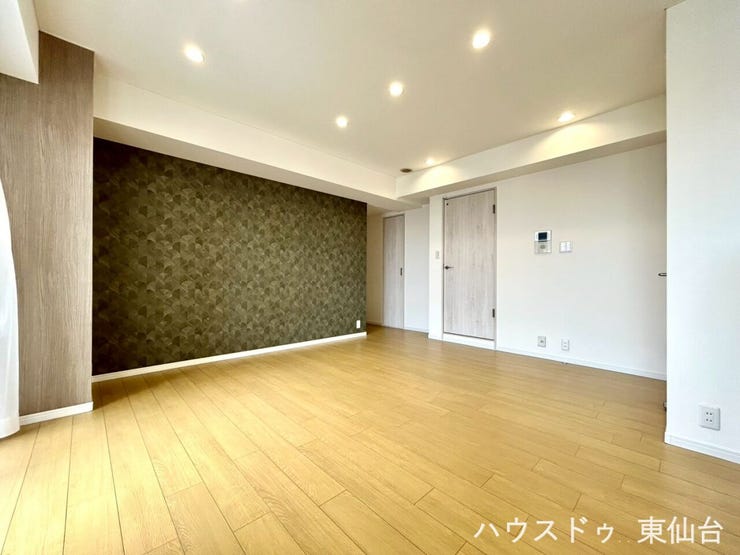 アクセントクロスがオシャレなリビングになってます。