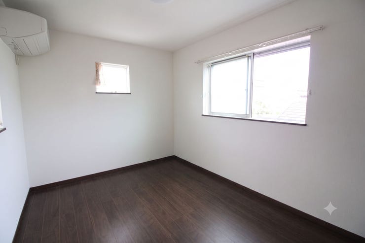 白色を基調とした清潔感のある明るいお部屋です。窓からは光が差し込み、毎朝気持ちよく目覚めることができそうですね。
(CG加工の為、現況と異なります。)