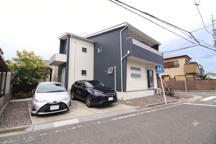 【外観】
岡崎市六名町の中古戸建てです!
2017年築!小中学校まで徒歩圏内でお子様の通学も安心です。