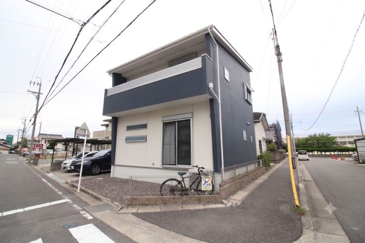 シンプルで主張しすぎない外観は、住む人の個性を引き立てます。南東角地で日当たりも良好です。
