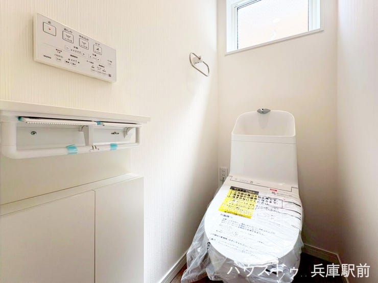 清潔感と機能性を兼ね備えたトイレ空間です。