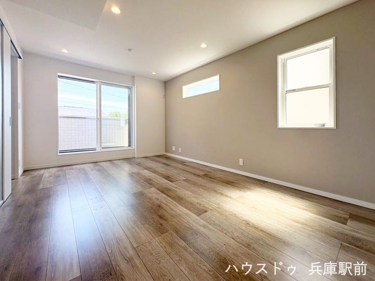 大きな窓から光が差し込む明るいLDK。ゆとりある空間設計で家具配置もしやすく、快適な居住性を実現します。
