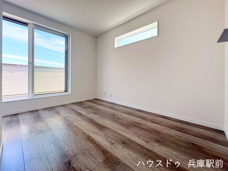 大きめの掃き出し窓があり採光がしっかり取れていて、隣接する建物との距離もある程度確保されているため圧迫感は少なめです。