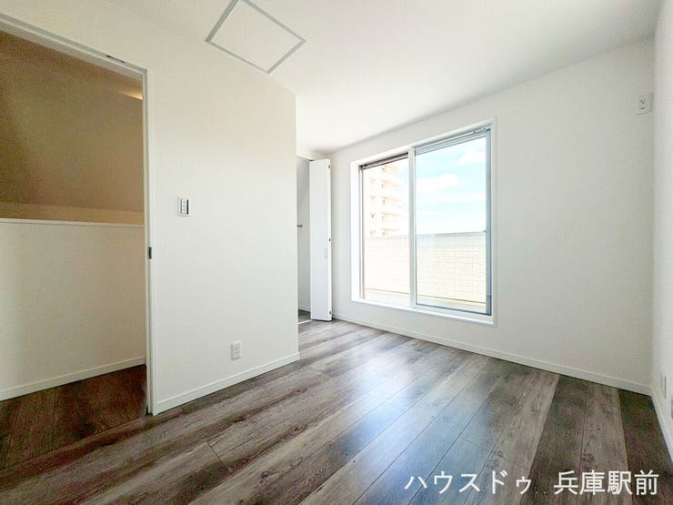 明るくてシンプルな3F洋室で、白壁と木目フローリングの組み合わせが落ち着いた印象です。