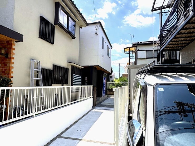 【外観】
落ち着いた色合いの建物が並ぶ、閑静な住宅街の一角です。建物間の通路は白を基調としており、爽やかで開放的な印象。周囲の家々と調和しつつ、帰宅する家族を静かに出迎えてくれるような、穏やかな雰囲気が漂います