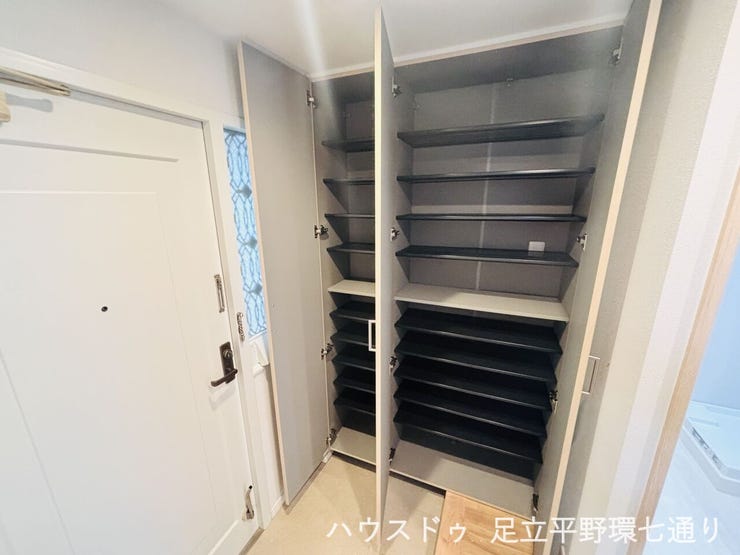 玄関には大容量シューズボックスを設置。靴や小物を整理しやすい仕様です。