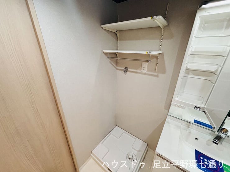 洗濯機置場上部に棚付き。洗剤やタオル類の収納にも便利です。
