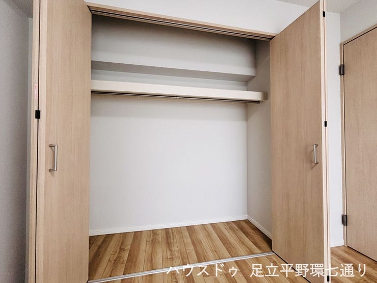 ハンガーパイプ付きクローゼット完備。衣類や荷物を整理しやすい収納です。