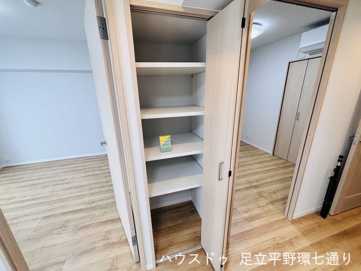 廊下収納付き。可動棚で高さ調整しやすく、日用品のストックにも便利です。