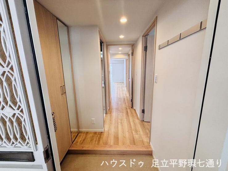 玄関から室内まで見通しの良い廊下。木目調の床が明るく温かみを演出します。