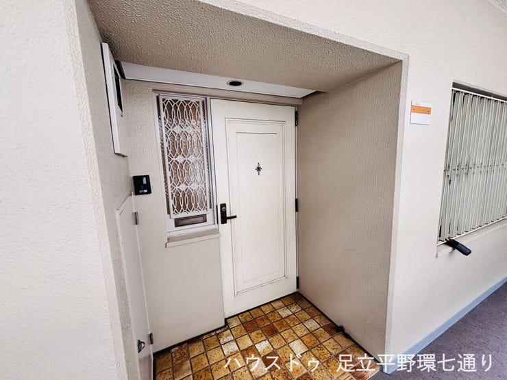 白を基調とした玄関ドアが印象的。住まいの入口を明るく上品に演出します。