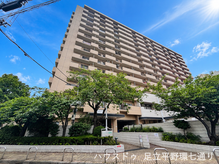 重厚感のある大規模マンション。緑に囲まれたエントランスが印象的で、落ち着いた住環境を感じられる外観です。
