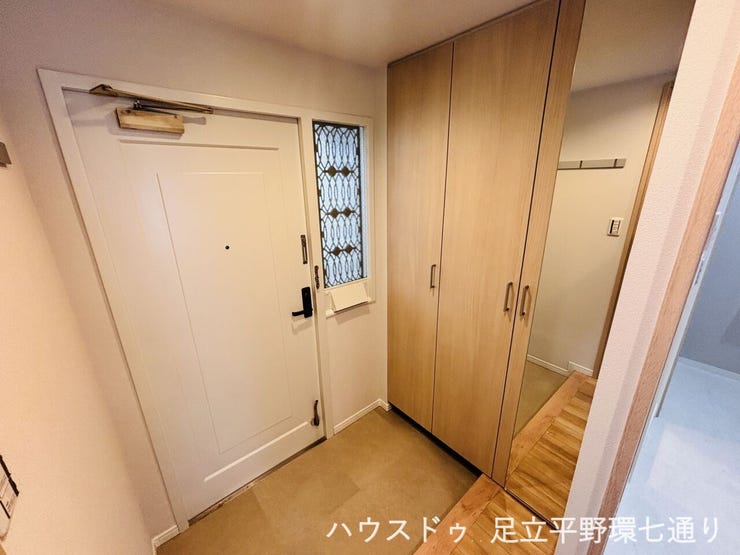 玄関には大容量収納とミラーを設置。身だしなみ確認もしやすい空間です。