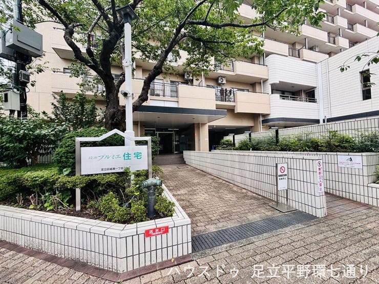 植栽が彩るエントランスアプローチが印象的。住まいの第一印象を上品に高めます。