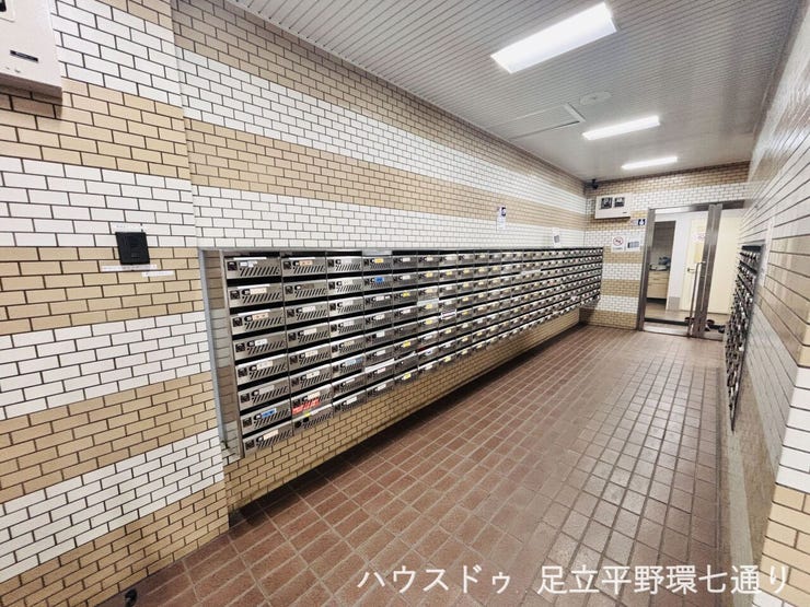 共用メールボックスを整然と配置。管理の行き届いた印象を与える共用部です。