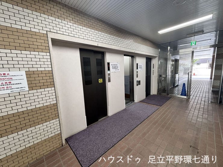 エレベーター複数基で移動もスムーズ。忙しい朝の時間帯にも便利な共用設備です。