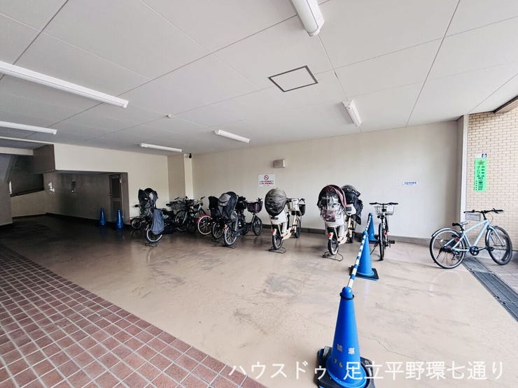 雨の日も使いやすい屋根付き駐輪場。大切な自転車を風雨から守り、毎日の移動を快適に支えます。