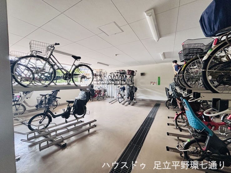 広々とした駐輪スペースを確保。ラック付きで、自転車をすっきり保管しやすい仕様です。