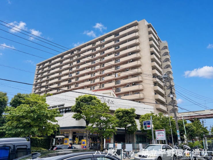 スケール感のある建物外観が魅力。安定感ある佇まいで、住まいの安心感を高めます。