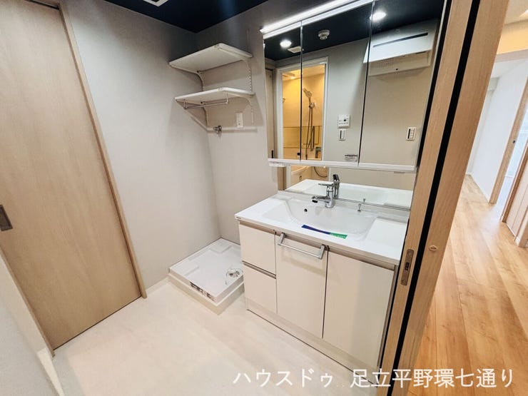 三面鏡付き洗面化粧台を採用。洗濯機置場もまとまり、使いやすい洗面室です。