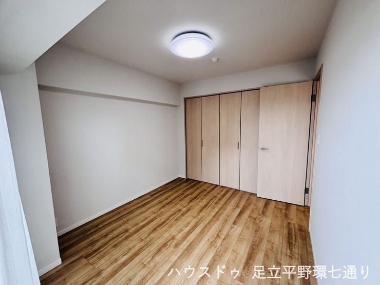 木目調の床が温かみを演出する洋室。収納付きでお部屋をすっきり使えます。