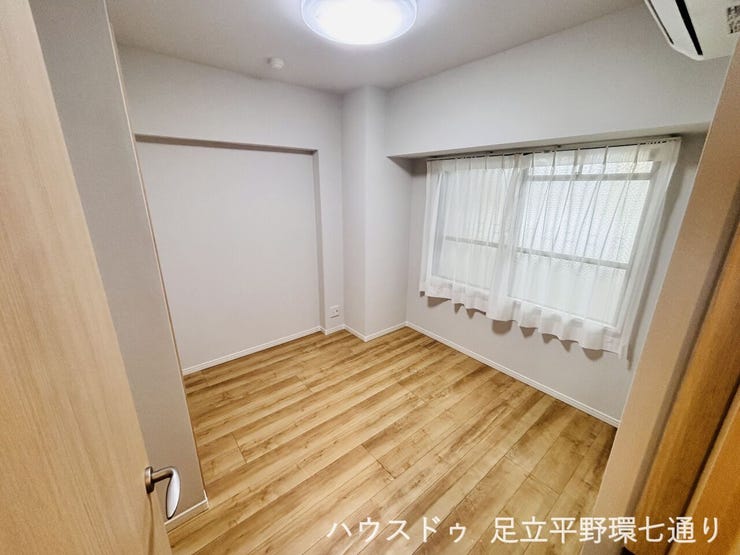 明るい洋室はシンプルな内装で、寝室やワークスペースなど多用途に使えます。