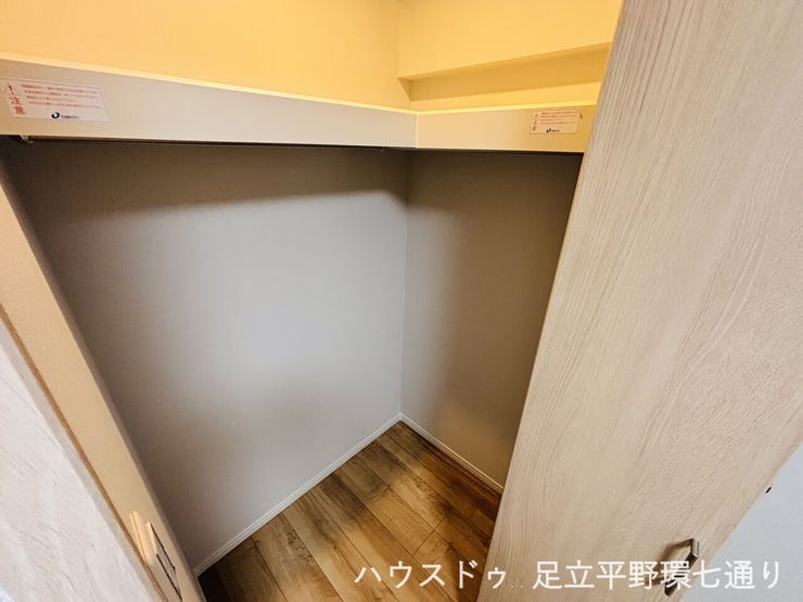奥行きのある収納スペース付き。季節物や日用品もすっきり片付きます。