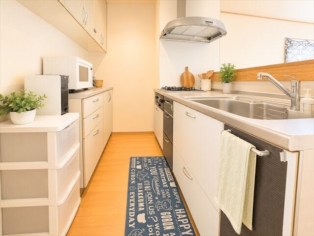 ※画像はイメージです。実際の写真に家具や調度品をCG合成したものです。家具等は販売に含まれておりません。
明るい光が差し込む開放的なキッチンスペース。