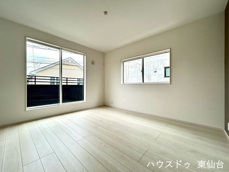 家具の配置がしやすいきれいな形の洋室です♪