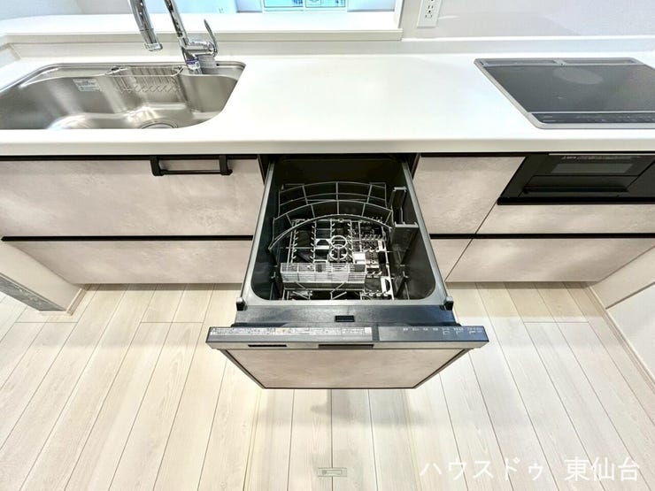 スイッチ一つで洗い物が完了♪頼もしい食洗器付きです♪
使い勝手の良いシステムキッチンで毎日の料理が快適