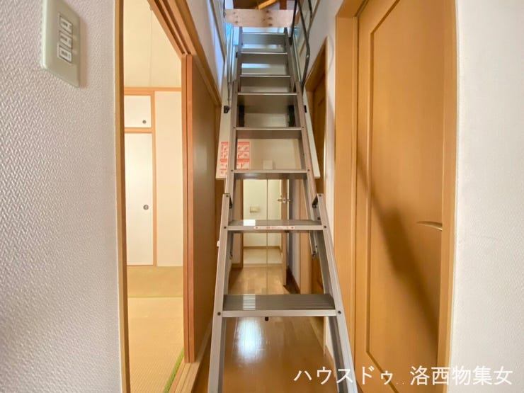 屋根裏収納への階段