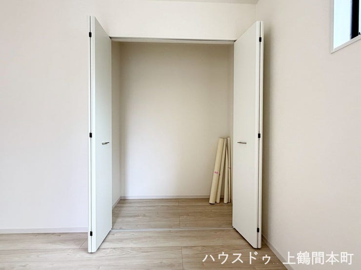 見せない収納で生活感を抑え、すっきりとした空間を演出