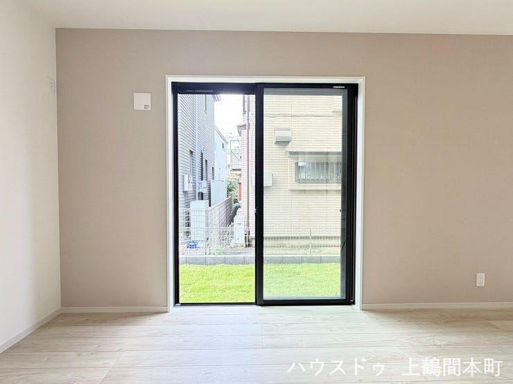窓から入る風が、暮らしに余白をつくってくれるリビング。