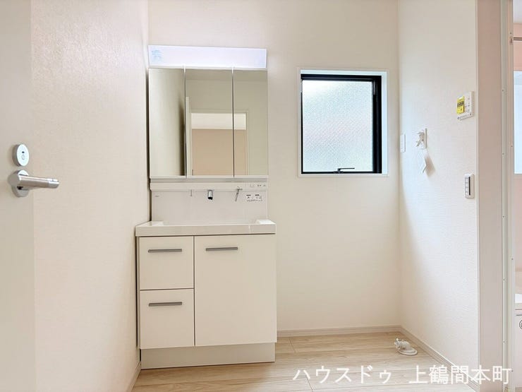 毎日の身支度が快適に行える、使い勝手の良い洗面化粧台