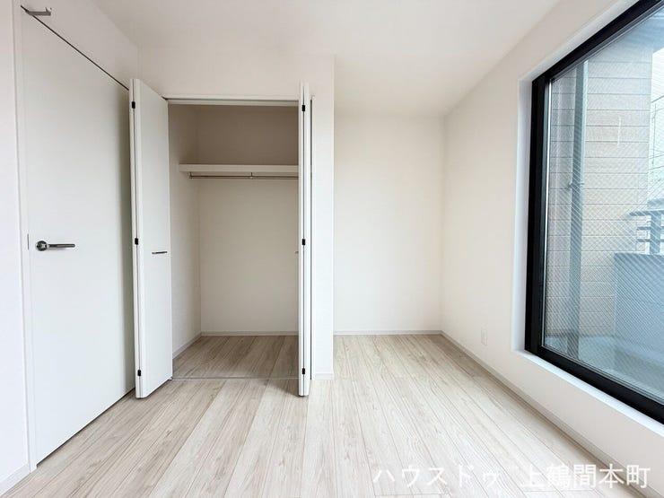 お部屋の広さを最大限に活かせる、便利な収納付き洋室