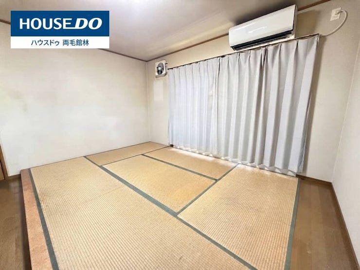 大きな窓からたっぷりの自然光が差し込む、温かみのある和やかな和室リビングです。
※画像内の家具・残留物はAI処理にて消去しております。実際の室内の状態は現地にてご確認ください。