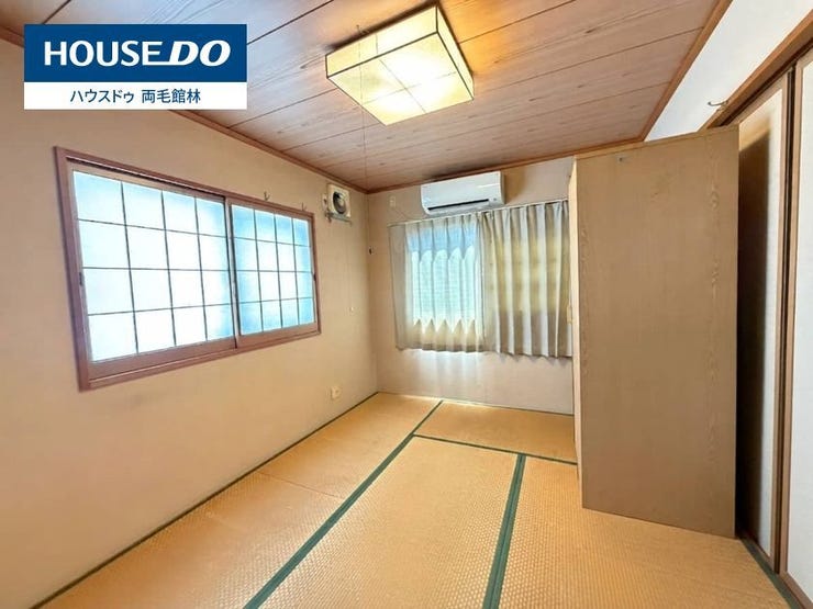 落ち着いた和の雰囲気が調和する居室です。エアコン完備で快適にお過ごしいただけます。
※画像内の家具・残留物はAI処理にて消去しております。実際の室内の状態は現地にてご確認ください。