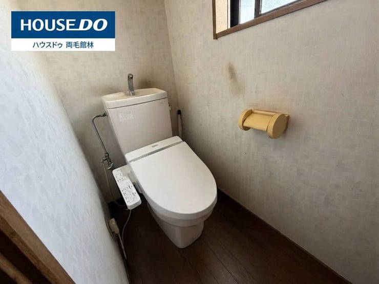 快適な温水洗浄便座付きのトイレです。明るく清潔感のある空間です。
※画像内の家具・残留物はAI処理にて消去しております。実際の室内の状態は現地にてご確認ください。