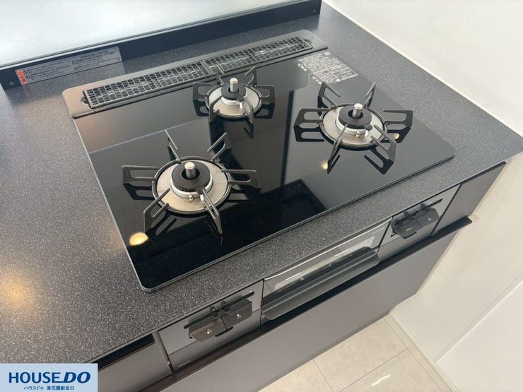 お手入れしやすいガラストップのコンロを搭載しています。3口コンロで同時調理もスムーズに行えるため、日々の料理の幅が広がる便利な仕様です。清潔感を保ちやすく、快適に調理を楽しめるキッチンです♪