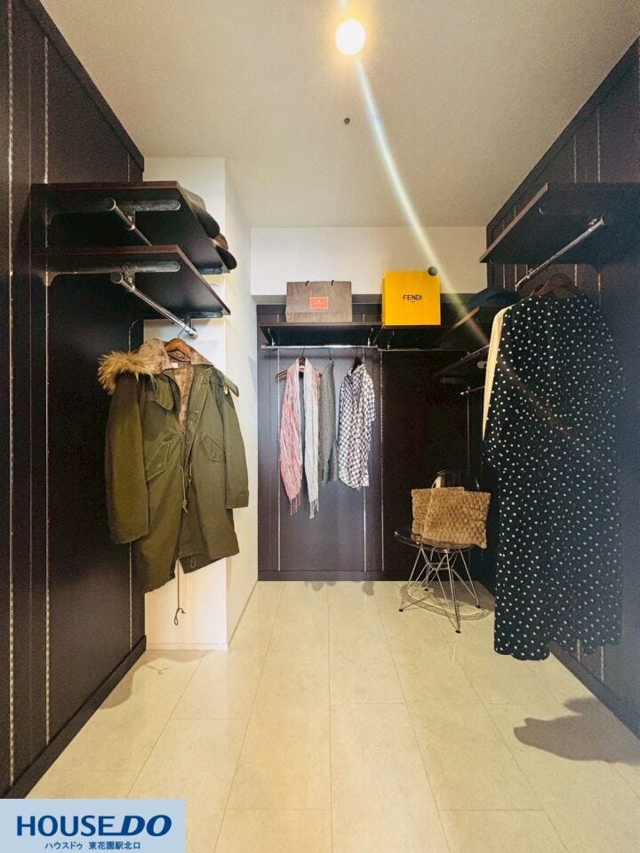 衣類をすっきりと整理できる、広々としたウォークインクローゼットです。大切な服を丁寧に保管でき、毎日の身支度もスムーズに行える機能的な空間。使い勝手の良さが日々の暮らしにゆとりをもたらします♪