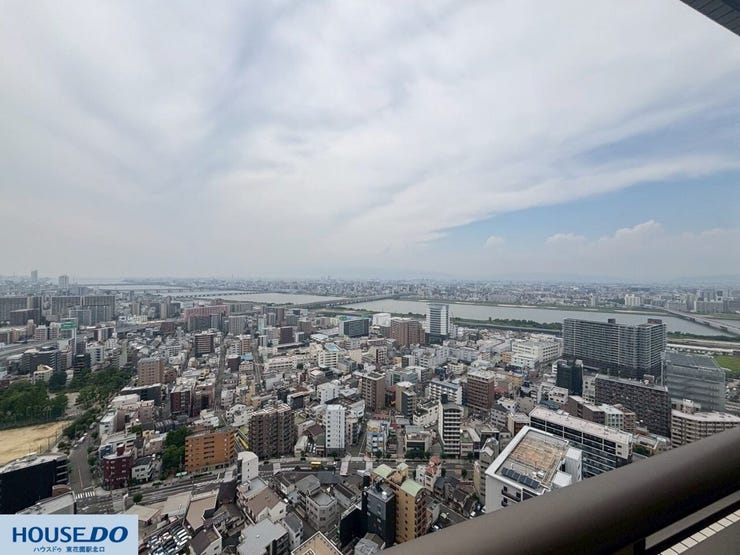 空を広く感じられる、開放感あふれるバルコニーです。風通しも良く、眺望を楽しみながらリフレッシュできる心地よい空間です。外の空気を感じてゆったりと過ごせる、日々の暮らしに広がりを添えてくれる場所です!