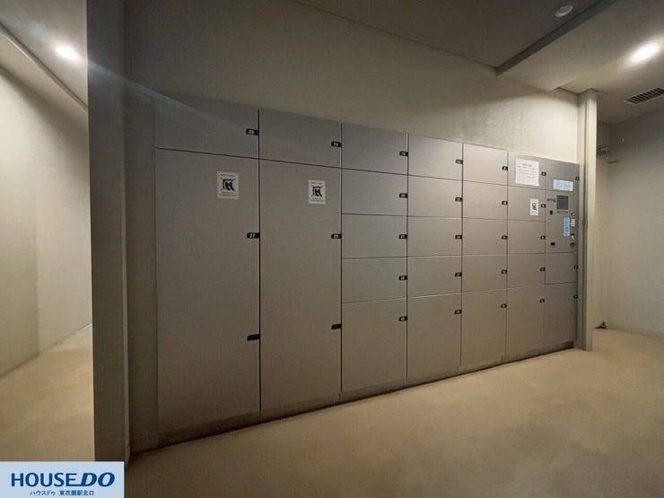 不在時でも荷物を受け取れる宅配ボックスを完備しています。日中お仕事で不在がちな方でもスムーズに荷物を受け取れるため、日々の生活がより快適になります。時間に縛られない、安心感のある設備です♪
