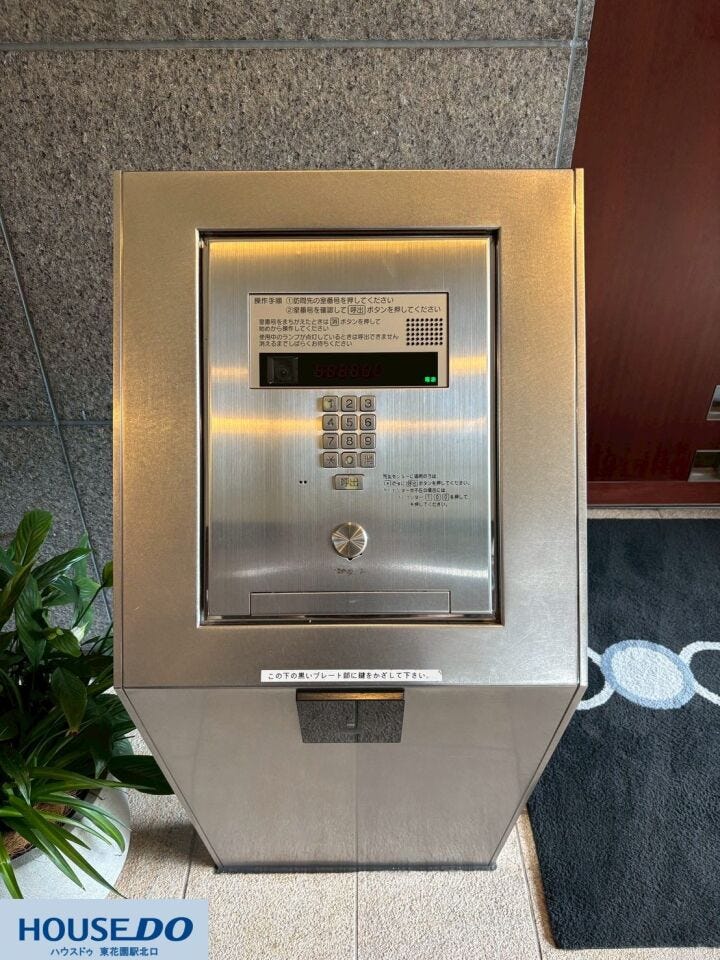 エントランスにはオートロックシステムを採用しています。鍵をかざしてスムーズに入館できる仕様で、セキュリティ面に配慮された構造です。毎日の出入りを安心して行える、住まいの安全を守る設備です!