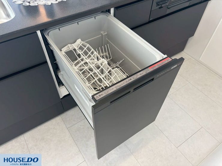 キッチンには食器洗い乾燥機を完備しています。毎日の片付けをサポートし、家事の時間を短縮できるため、心にゆとりが生まれます。日々の生活をより便利で快適にする、嬉しい設備です♪