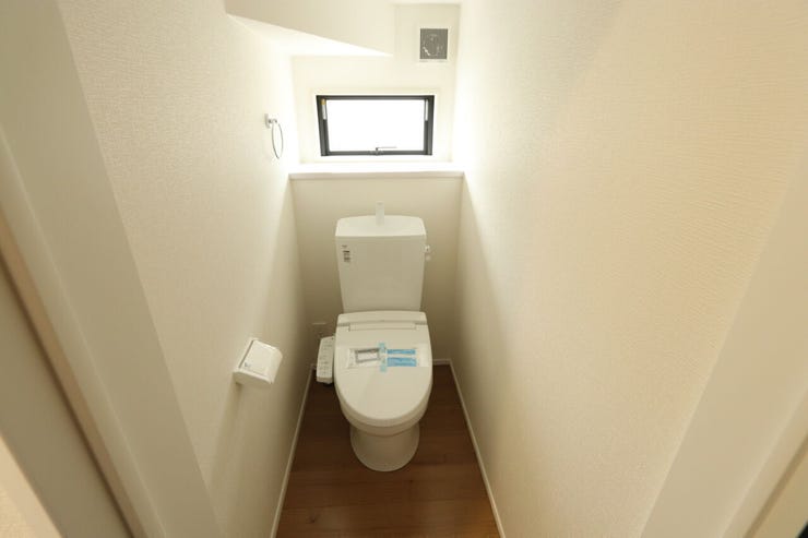 白を基調とした清潔感あふれるトイレ。毎日使う場所だからこそ、明るく心地よい空間に仕上げています。